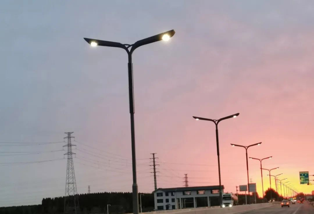 山東東營改造路段216盞太陽能路燈安裝完畢---豐朗光電