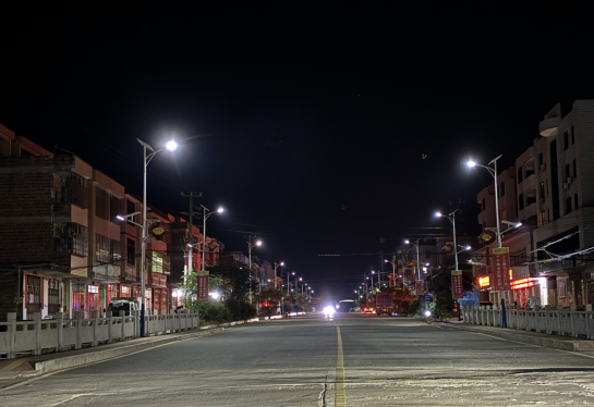 廣東肇慶實(shí)施路燈亮化工程“照亮”群眾出行路---豐朗光電