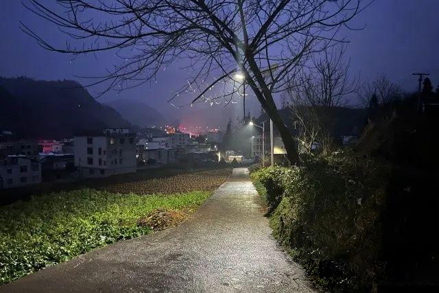 200盞太陽能路燈照亮云南昭通鎮(zhèn)雄縣雨河鎮(zhèn)---豐朗光電