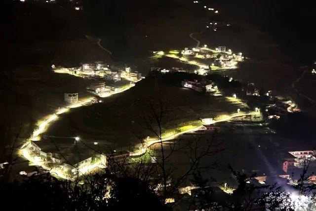 200盞太陽能路燈照亮云南昭通鎮(zhèn)雄縣雨河鎮(zhèn)---豐朗光電